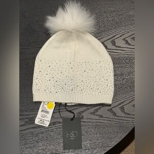 BNWT - HiSO White Knit Women’s Beanie with Pom Pom